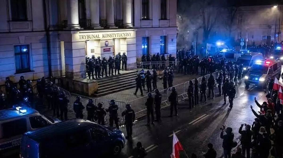 В Польше заявили о попытке госпереворота: президент развернул самолет и срочно возвращается в Варшаву