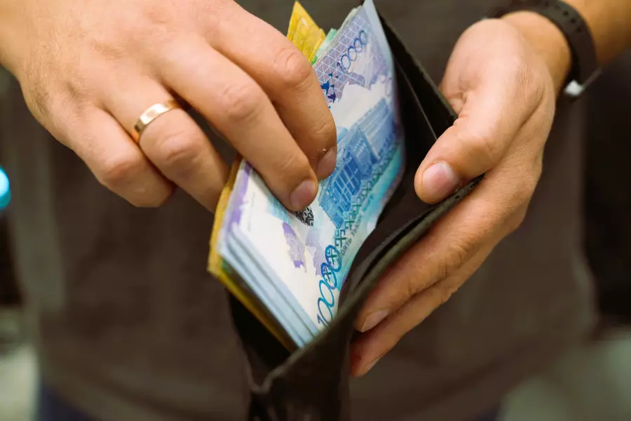 Жұмысқа кешіккені үшін айыппұл салу заңды ма? Министрлік түсіндірді