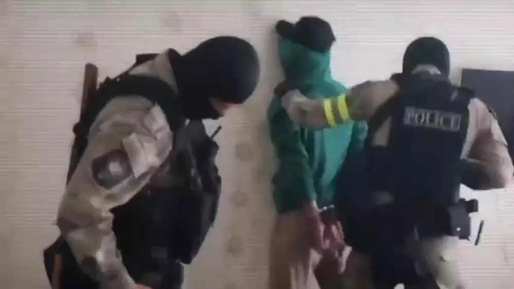 Жалдамалы пәтерлерде жасырынып жүрген: полиция алаяқтық жасады деген күдіктінің ұсталу сәтін көрсетті