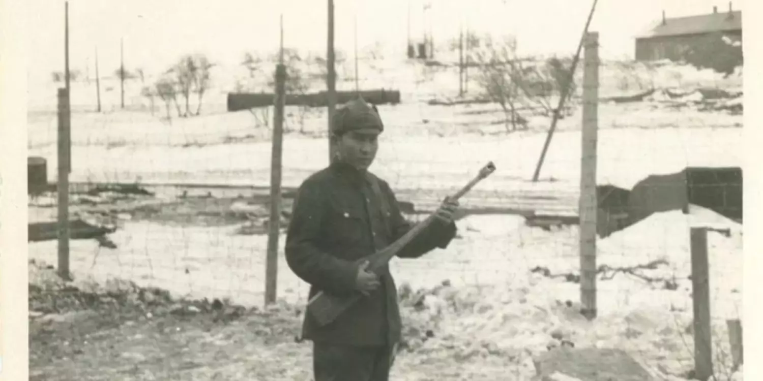 80 жыл бұрын неміс тұтқынында болған әйгілі қазақ күйшісінің суреті тарады