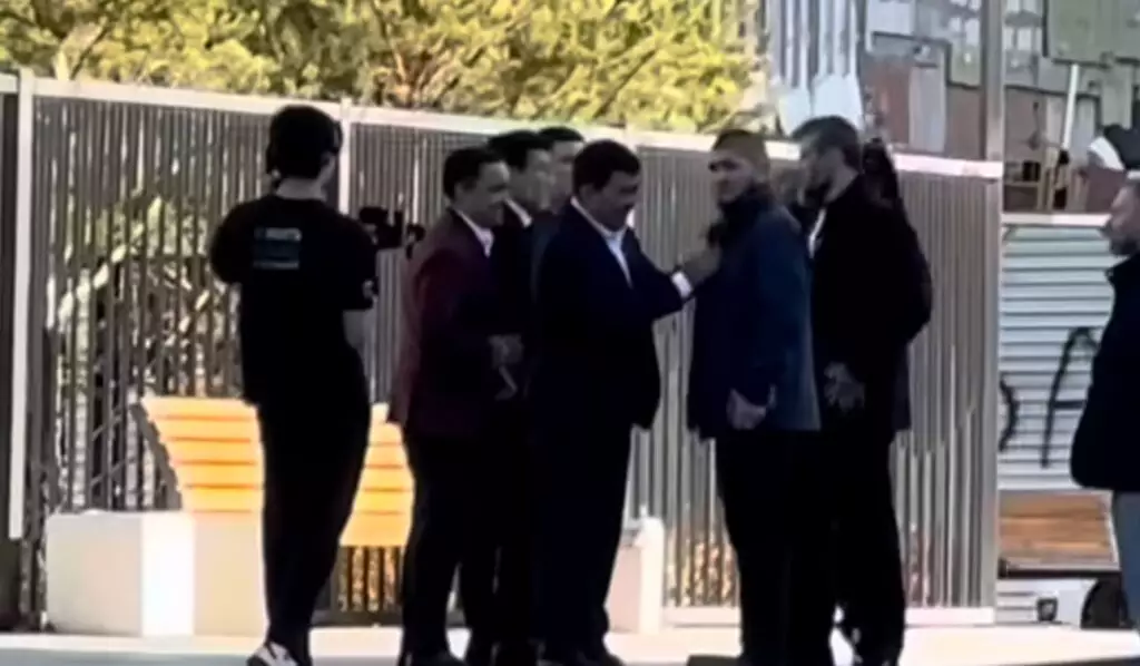 Хабиб Нурмагомедов приехал в Астану и получил памятный подарок